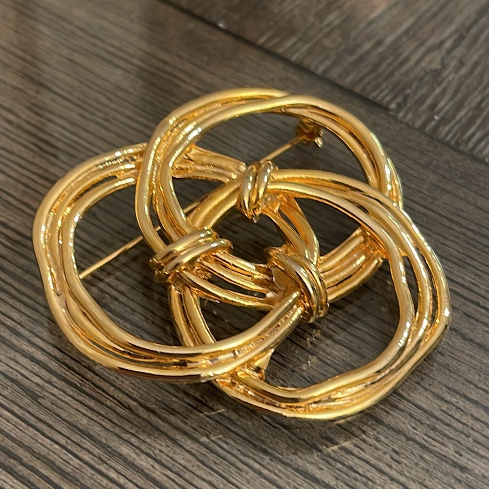 Vintage Interlocking Circle or Knot Gold-tone Metal Pin - Picture 2 of 16